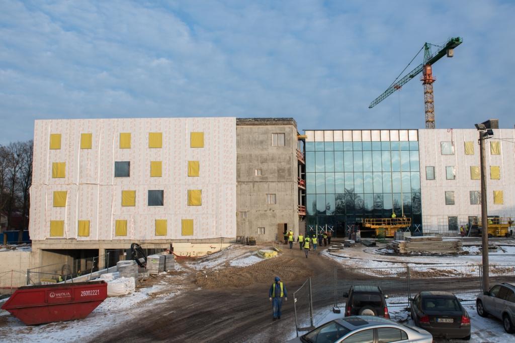 FOTO: Stradiņa slimnīcas jaunajā korpusā daļēji iestiklots ātrijs