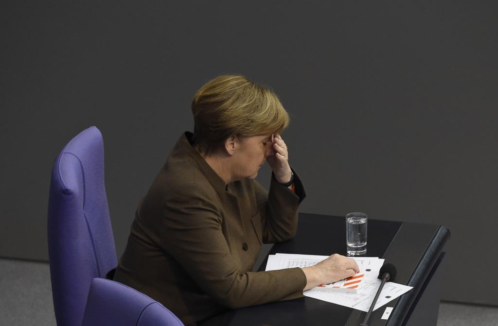 Turpina pieaugt spiediens pret Merkeli un viņas imigrācijas politiku