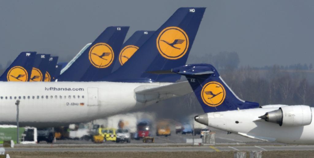 Lufthansa reisa laikā pasažieris mēģinājis atvērt lidmašīnas durvis