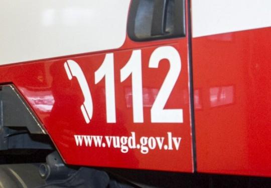 Jaungulbenē glābēji no nolūzušajiem kokiem atbrīvo ceļu un automašīnu