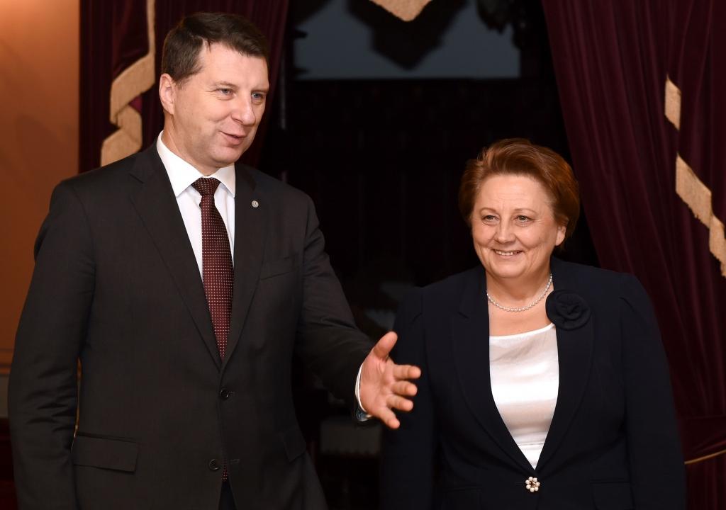 FOTO: premjere Straujuma atkāpjas no amata