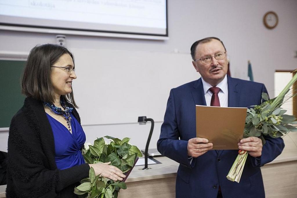 RTU apbalvo labākos Latvijas ķīmijas skolotājus