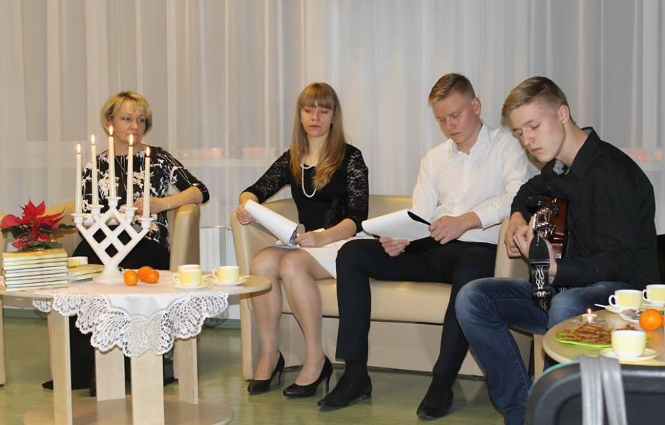 Foto: Literārajā kafejnīcā - dzeja no jaunā Irisas Puidzes dzejoļu krājuma