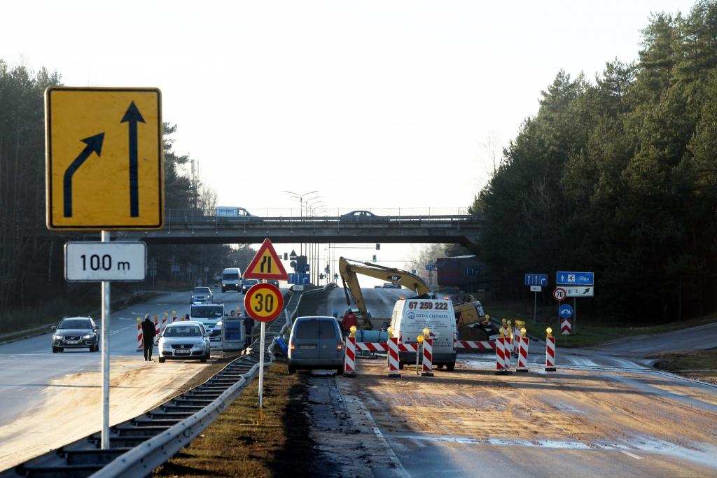 Ūdensvads Berģos saremontēts; satiksme uz Vidzemes šosejas varētu būt slēgta arī trešdien