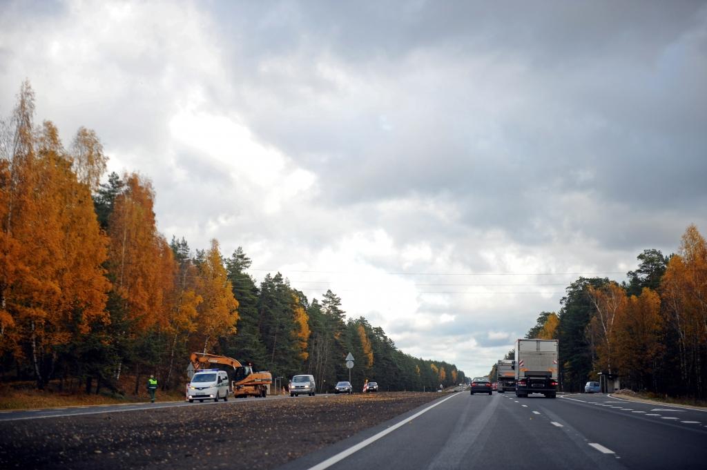 Ūdensvada plīsuma vietā joprojām slēgta Vidzemes šoseja; iesaka apbraukt