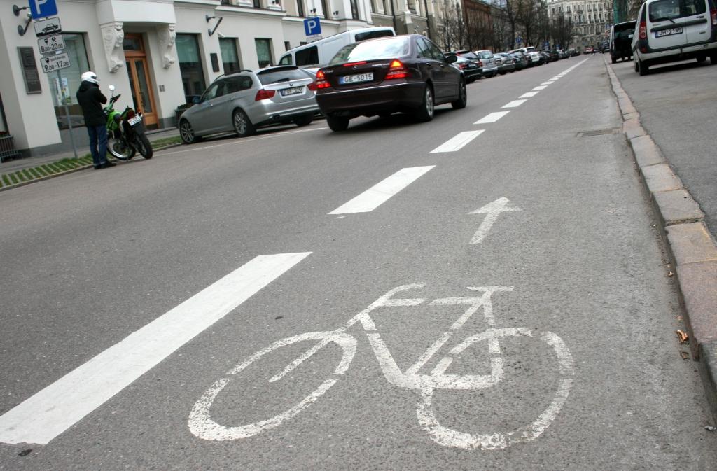 CSDD aicina iepazīties ar jaunajiem ceļu satiksmes noteikumiem; īpaša uzmanība velo jomai