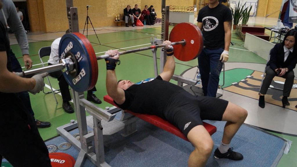 Pauerliftings: aizvada pēdējās šāgada sacensības
