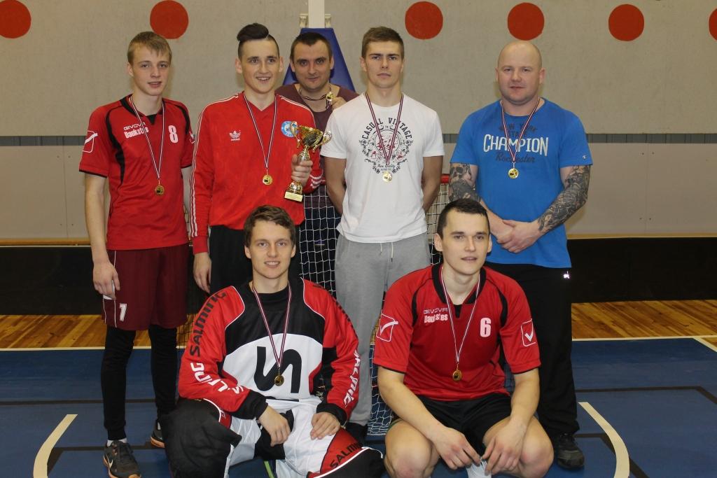 Florbola čempionātā cīņas bija sīvas