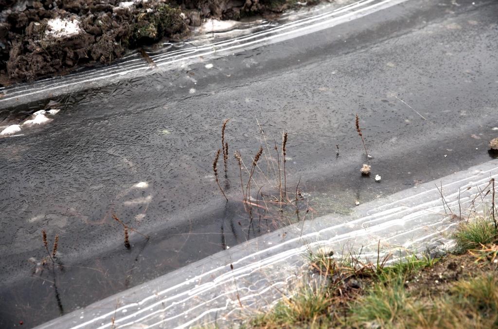 Alūksnē fiksēti -5 grādi; valstī atsevišķi ceļu posmi ir apledojuši