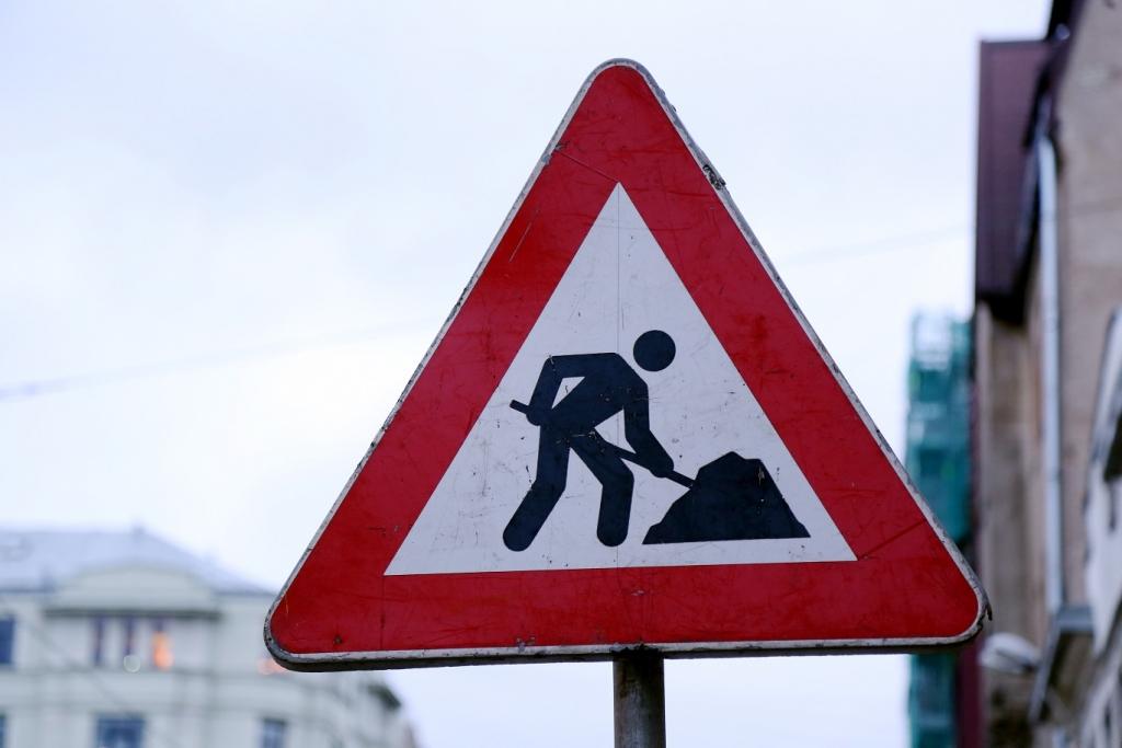 Autovadītāju ievērībai: Ierobežojumi krastmalā saglabāsies vēl mēnesi