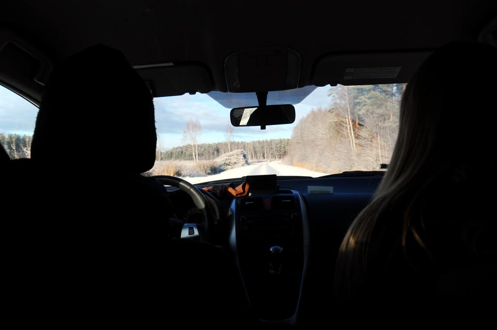 Otrdien braukšana pa valsts autoceļiem ir apmierinoša; vietām apledojums