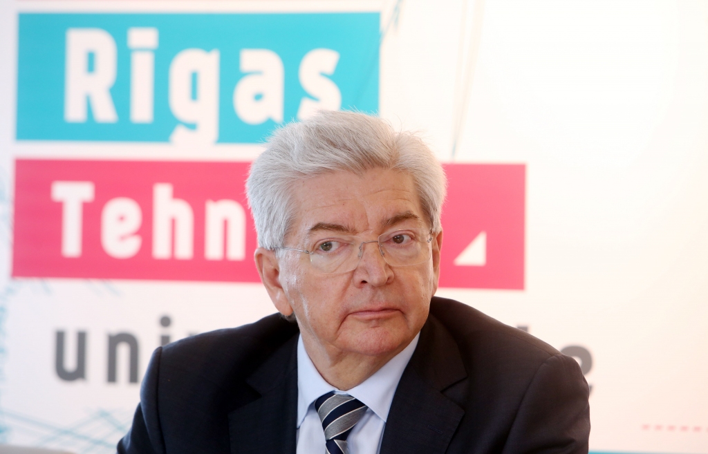 Rektors: 98,7% absolventu atrod darbu