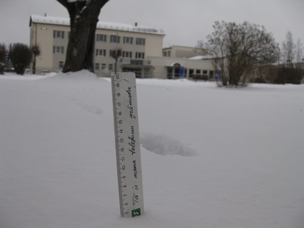 Sniegu tīrīt sāk pulksten 3.00