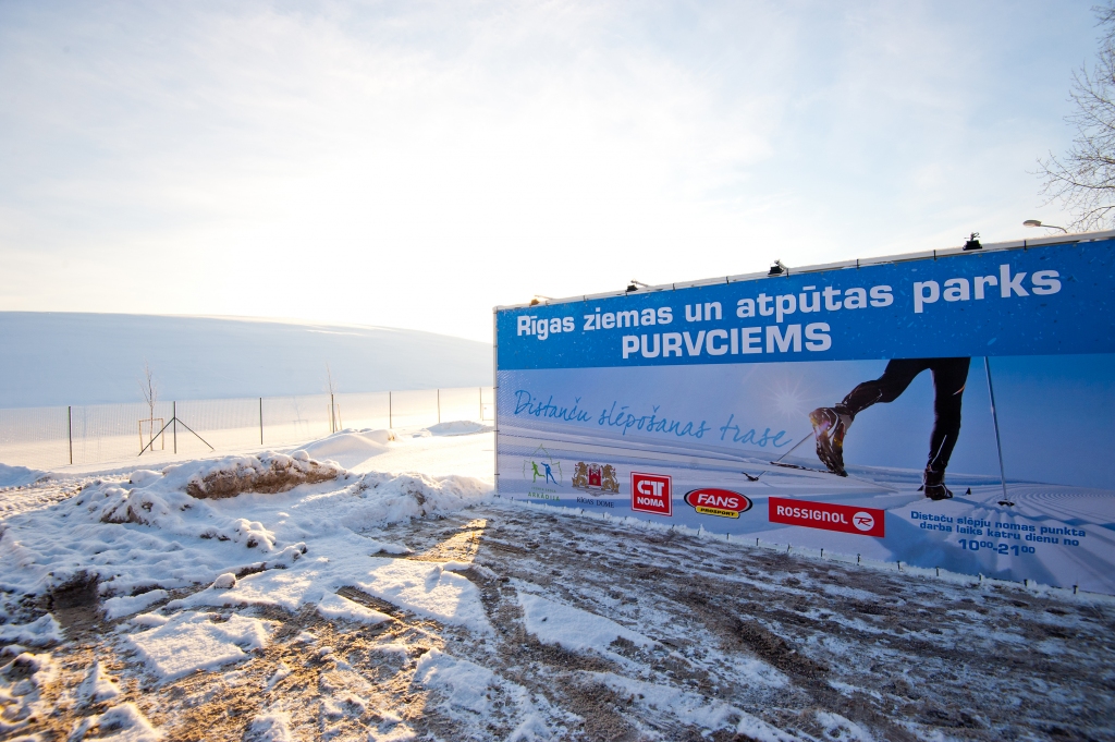 FOTO: Jaunizveidotā slēpošanas trase Purvciemā