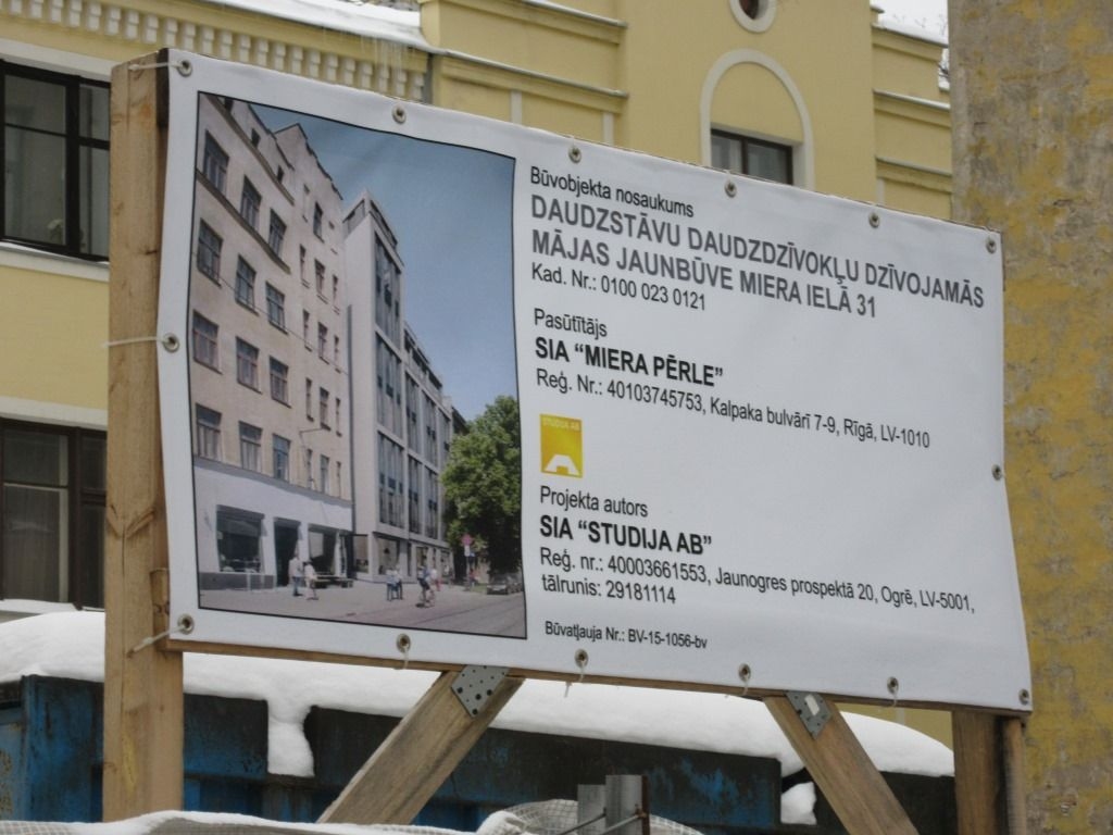 Pievienota galerija - Būvvalde nojaukusi patvaļīgi uzbūvētu žogu Miera ielā