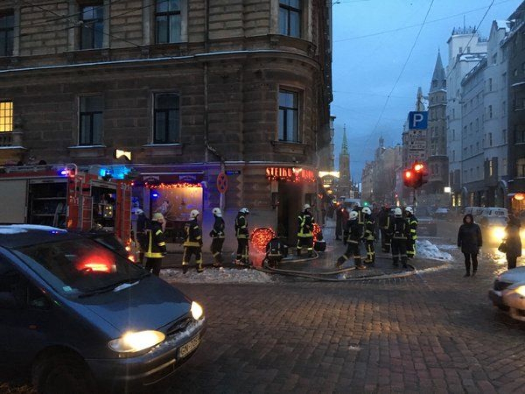 Ugunsgrēks Tērbatas ielas restorānā Steiku Haoss