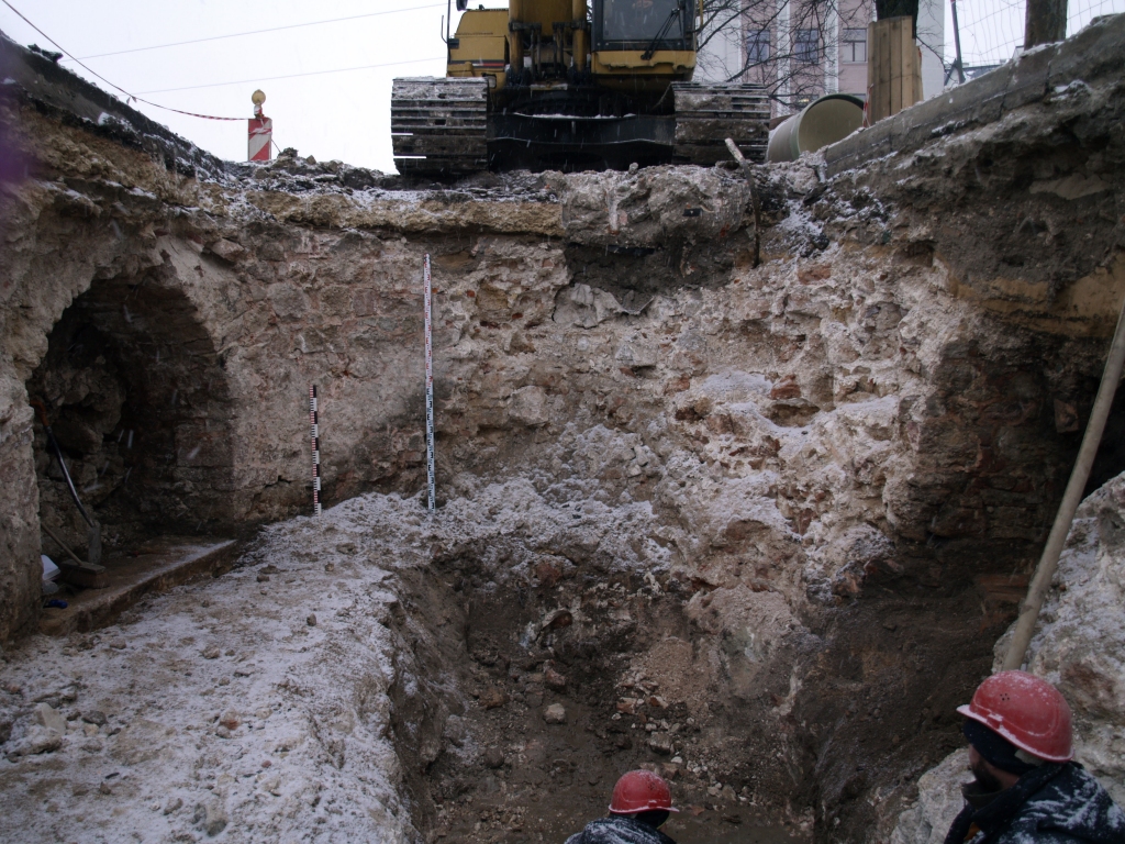 FOTO: Senā mūra fragmenta izpētes dēļ satiksmes ierobežojumi 11.novembra krastmalā ilgs līdz martam