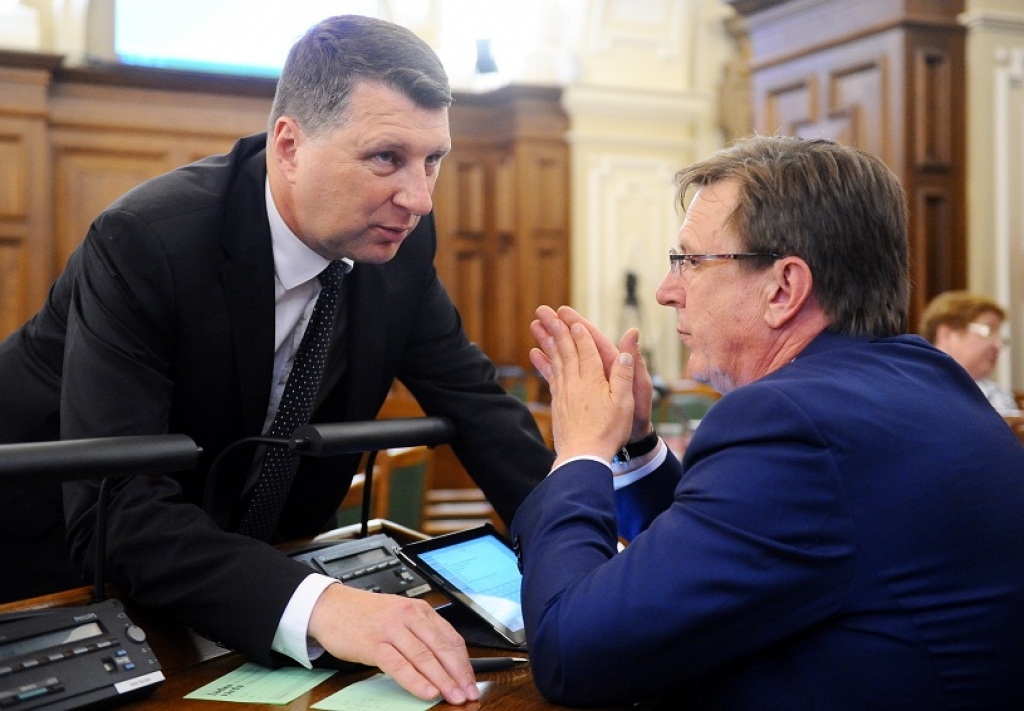 Prezidents slimnīcā pievēršas darba uzdevumiem un tiekas ar Kučinski