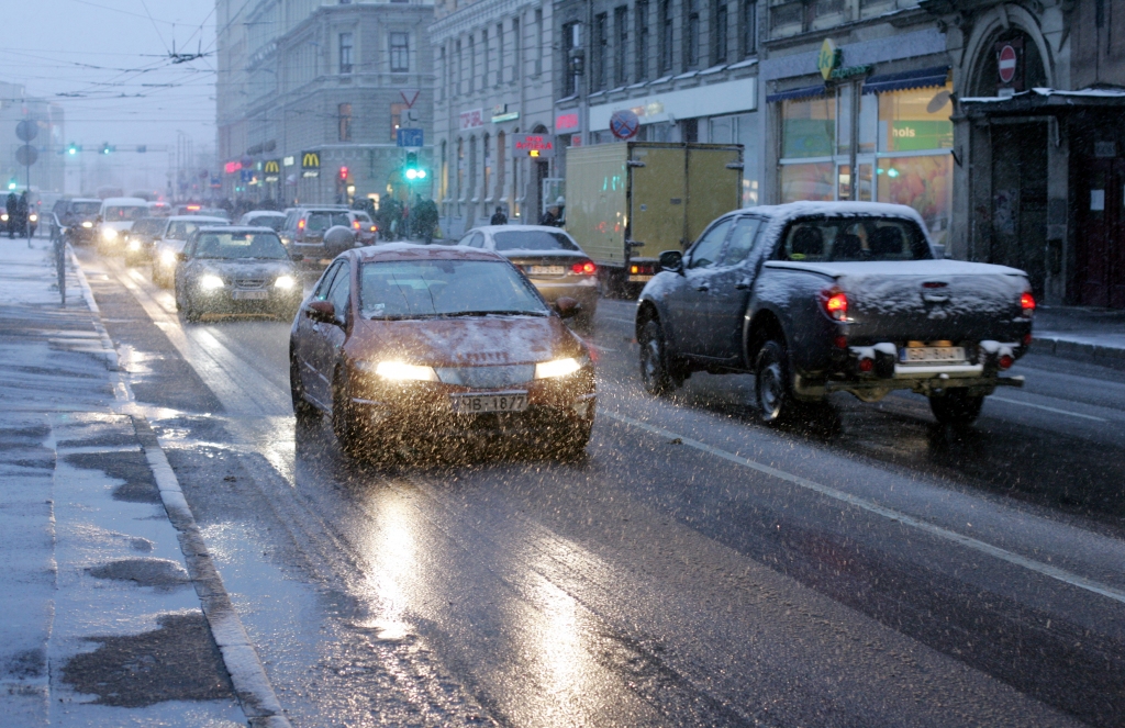 Pamatīga šķīdoņa dēļ šorīt braukšana apgrūtināta visā Latvijā