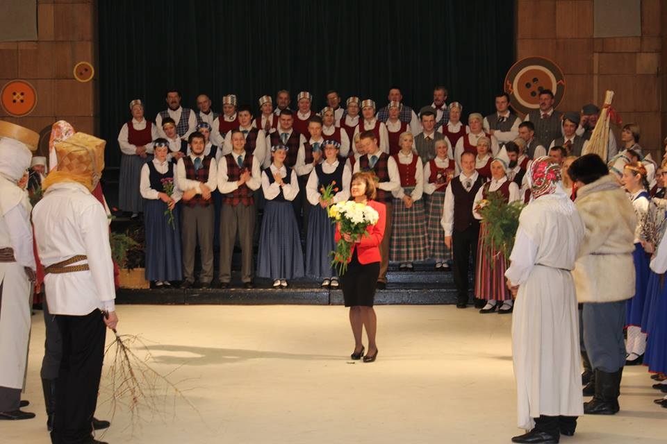 Foto: novada senioru, vidējās paaudzes un jauniešu deju kolektīvu sadancis "Ap Meteni danci grieza"