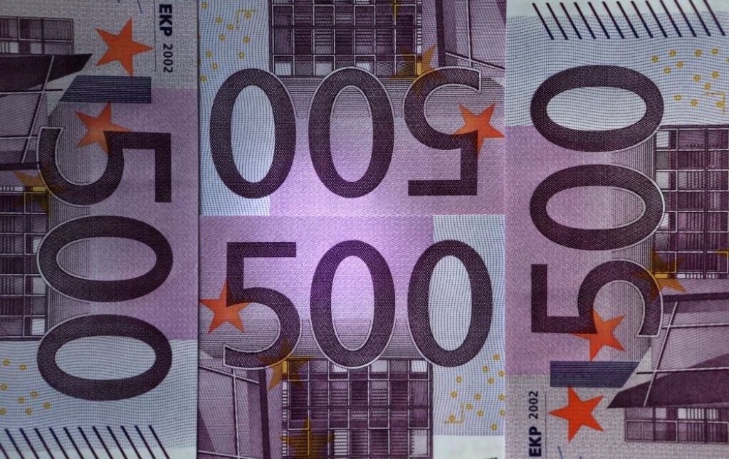 Uzbrūk lielas vērtības naudas banknotēm