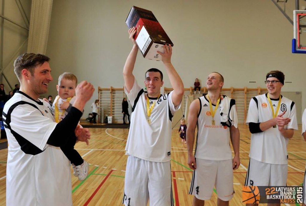 Baņķieri mērosies spēkiem basketbolā
