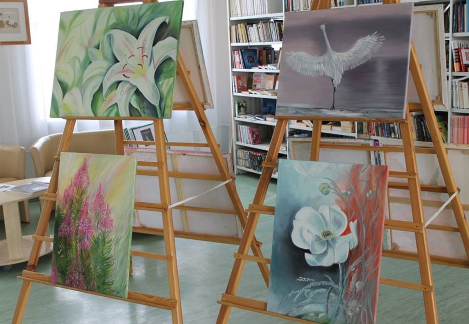 Foto: novada bibliotēkā - Solveigas Kļaviņas gleznu izstāde