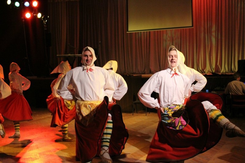 Vislatvijas vakara vadītāju festivālā skatītājus izklaidē arī čigānu tabors no Gulbenes