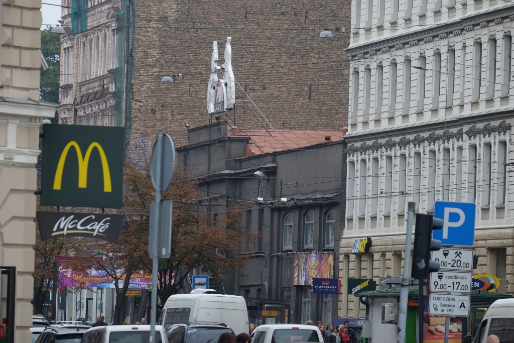 Papildināta ar foto - Rīgas cirka fasāde atdalījusies no ēkas un balstās pret trepēm