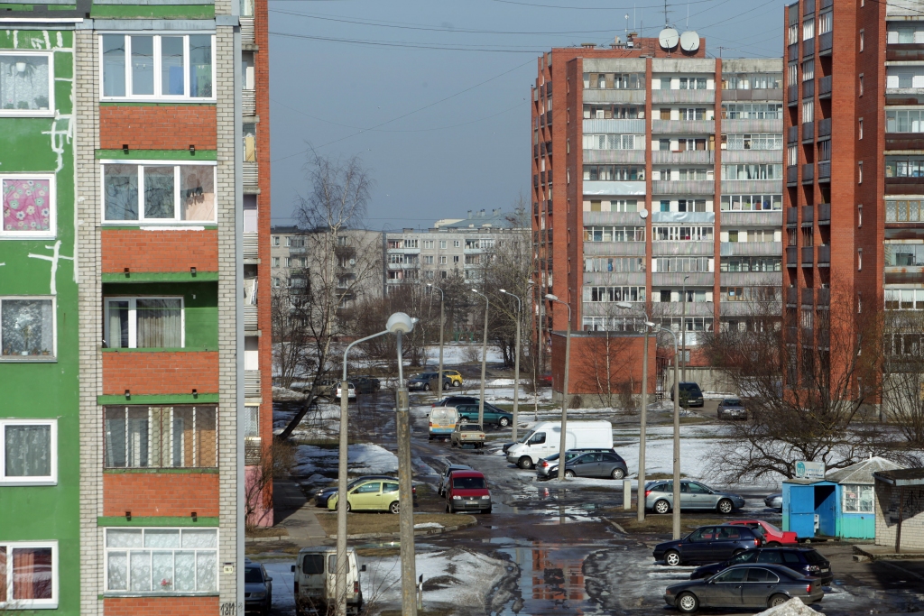 Kā risināt autostāvvietu trūkumu Rīgā?
