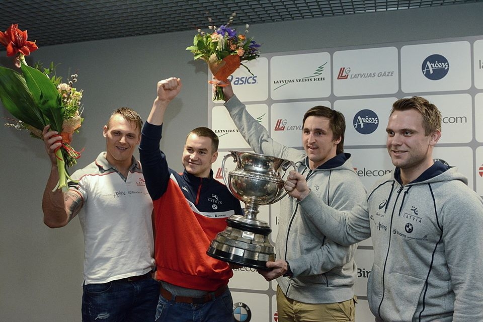 Foto: Rīgas lidostā sagaida Pasaules čempionāta zelta medaļas ieguvējus bobslejā