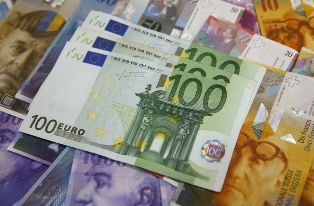 Eiro vērtība, gaidot ECB lēmumu, sarūk