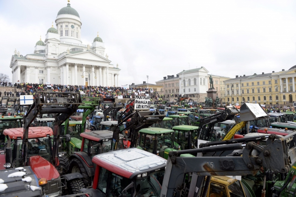 Tūkstošiem lauksaimnieku Somijā protestē pret finansiālajām grūtībām