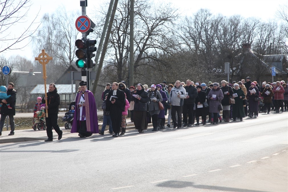 Foto: Krusta gājiens Gulbenē