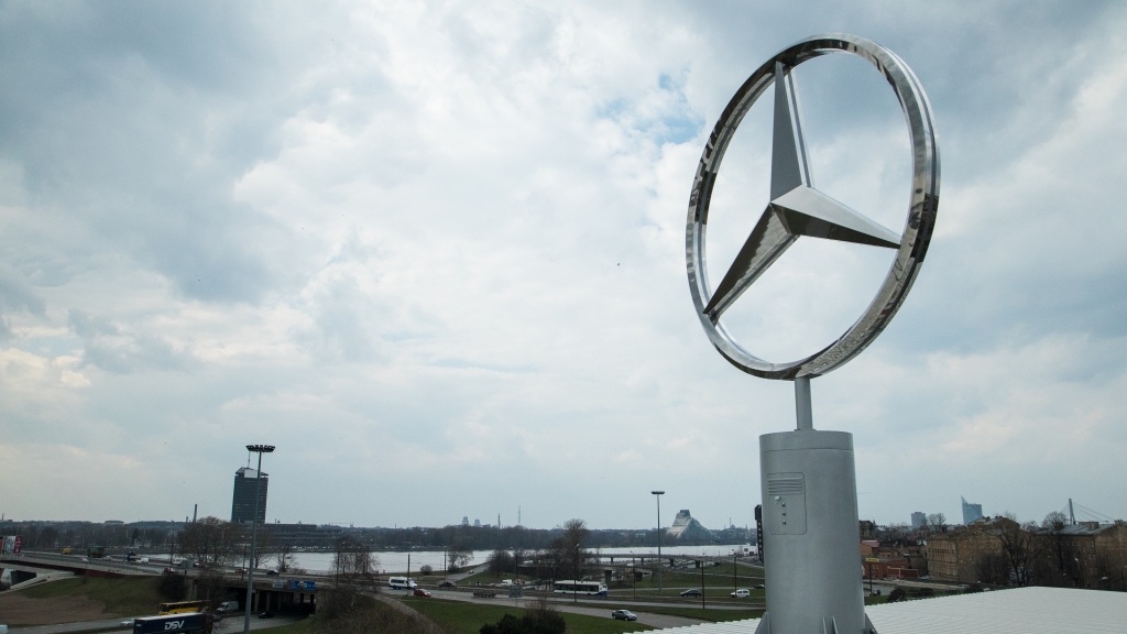 FOTO: Uz Domenikss autosalona uzstādīta Mercedes-Benz zvaigzne 4,5 metru diametrā