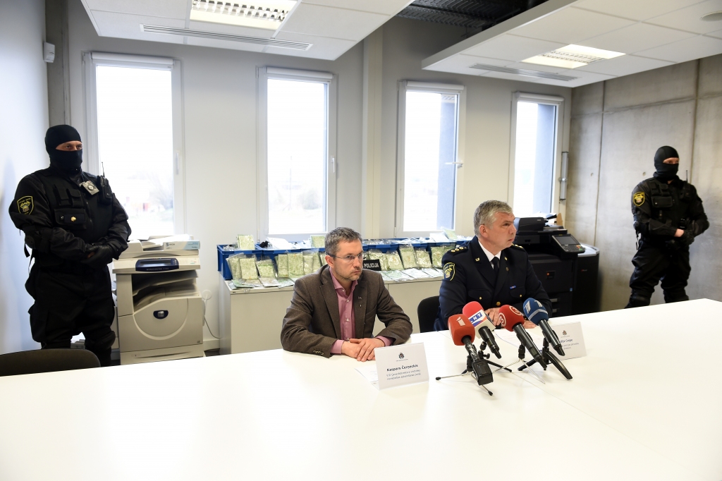Juglas krastā aizturētajā narkotiku kravā bijuši 60 kilogrami kokaīna aptuveni sešu miljonu eiro vērtībā