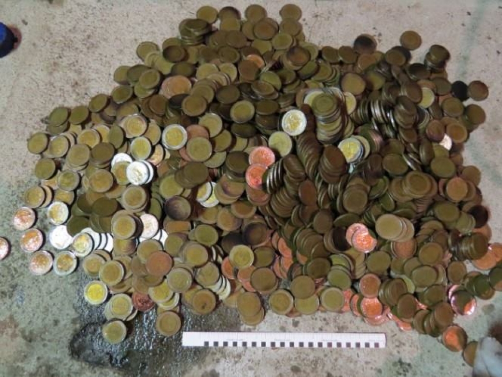 Par viltotu latu monētu izplatīšanu aizturēti trīs vīrieši