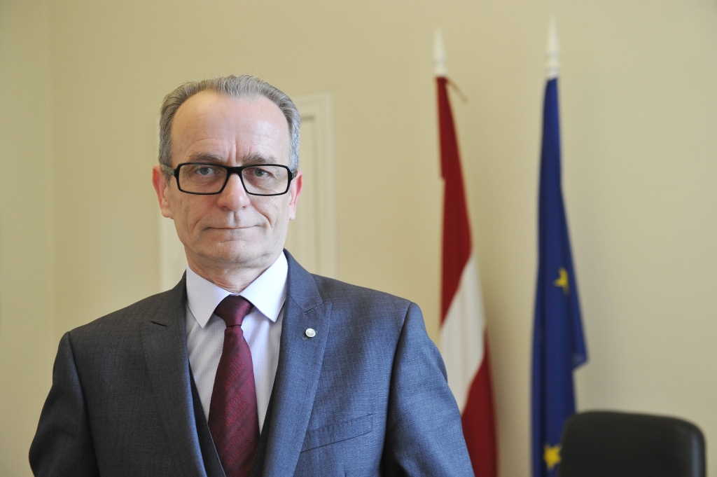 Intervija: Ar esošo darbu apjomu tiktu galā divreiz mazāk administratoru