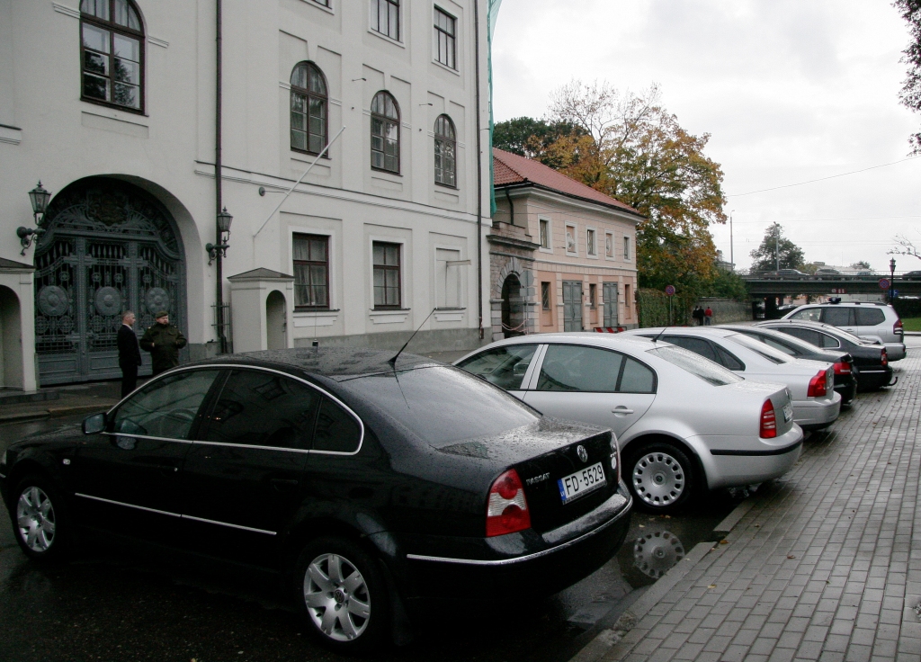 Rosina marķēt valsts uzņēmumu automašīnas