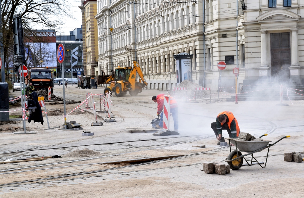 Tikko nobruģētajā Barona ielā sāk pazemes komunikāciju nomaiņu