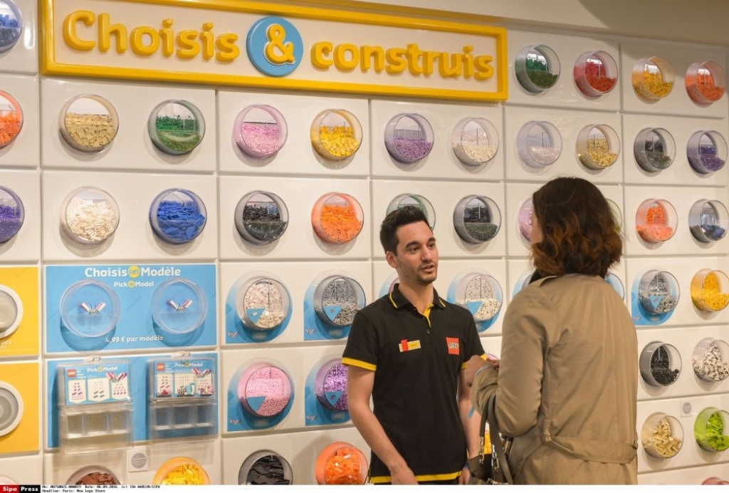 Parīzes centrā atklāta paradīze Lego mīļotājiem