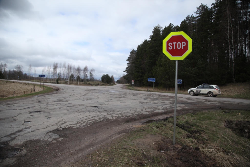 Zūd “Stop” zīme