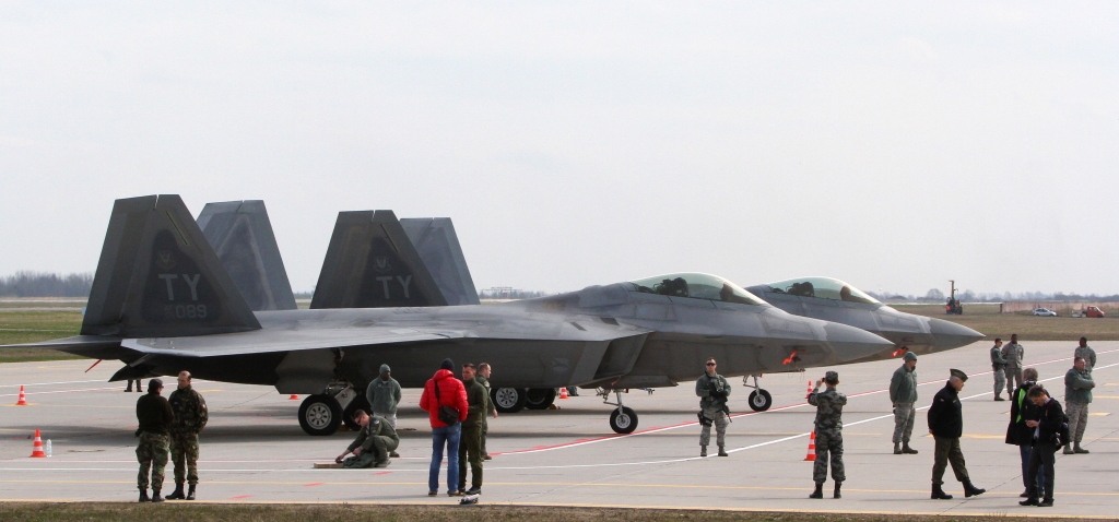 FOTO: Lietuvā ieradušies divi modernākie un dārgākie ASV iznīcinātāji F-22 Raptor