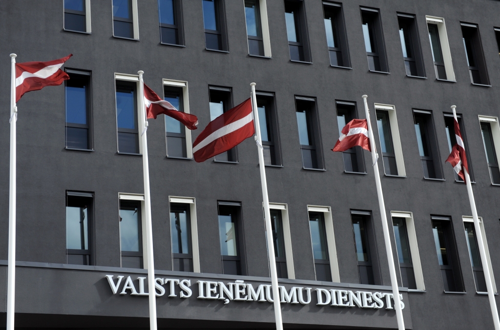 Par kukuļņemšanu aizturēti trīs VID darbinieki