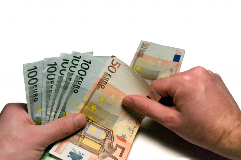 Par 2000 eiro un 5 eiro kukuļdošanu aizturēti vīrieši