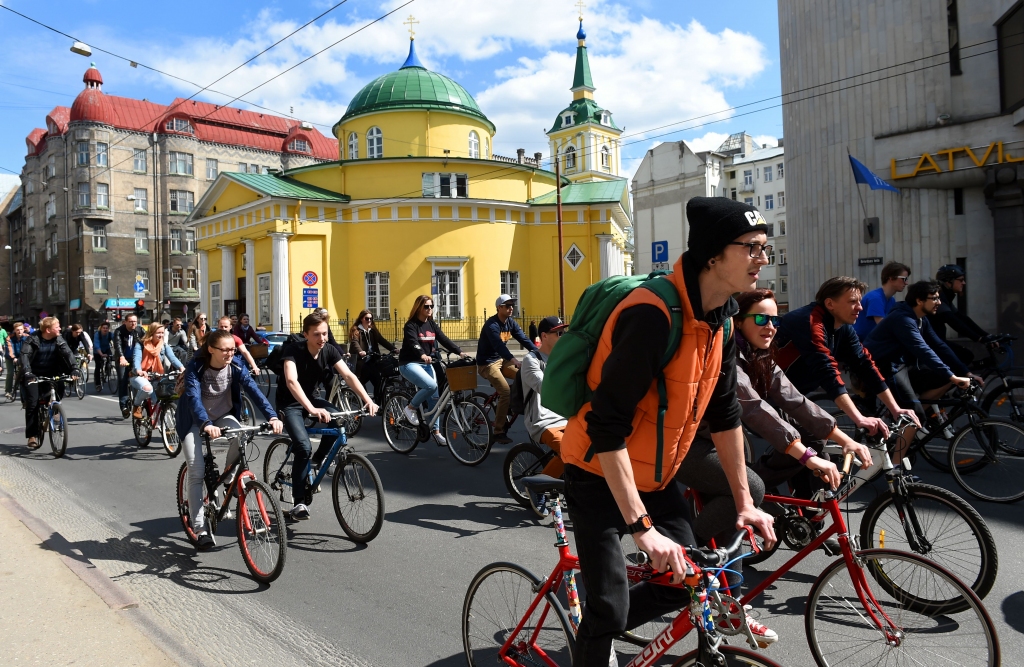 FOTO: Uz «Kritiskās masas» braucienu pulcējušies aptuveni 2000 velobraucēju