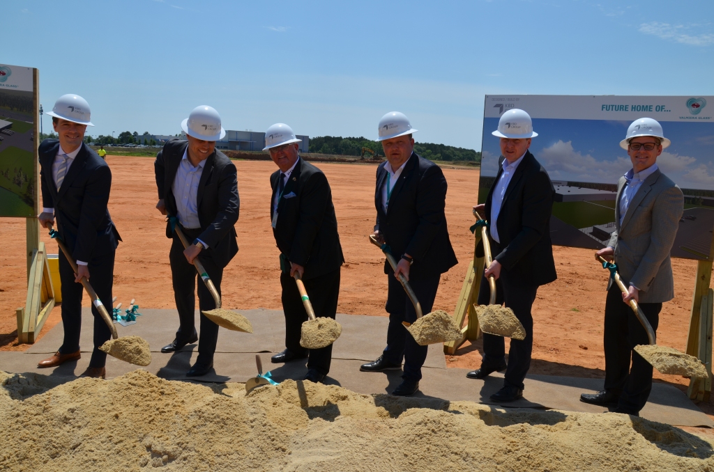 FOTO: Simboliski sāk Valmiera Glass Grupa ražotnes būvniecību ASV