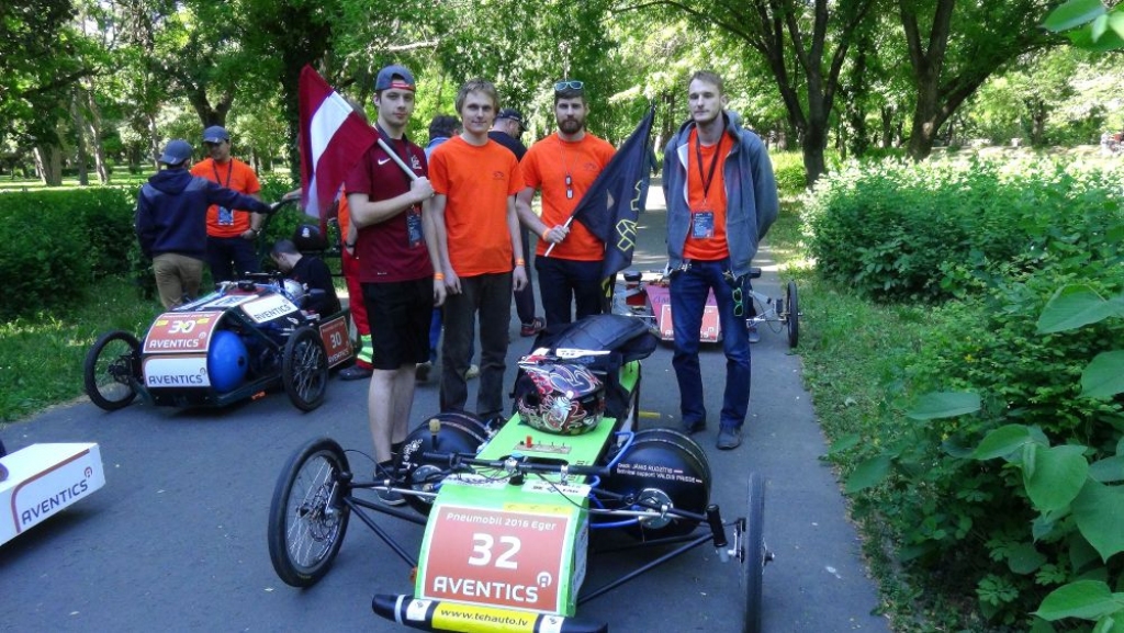RTU studenti ar pašu būvēto pneimoauto gūst panākumus starptautiskās sacensībās Ungārijā
