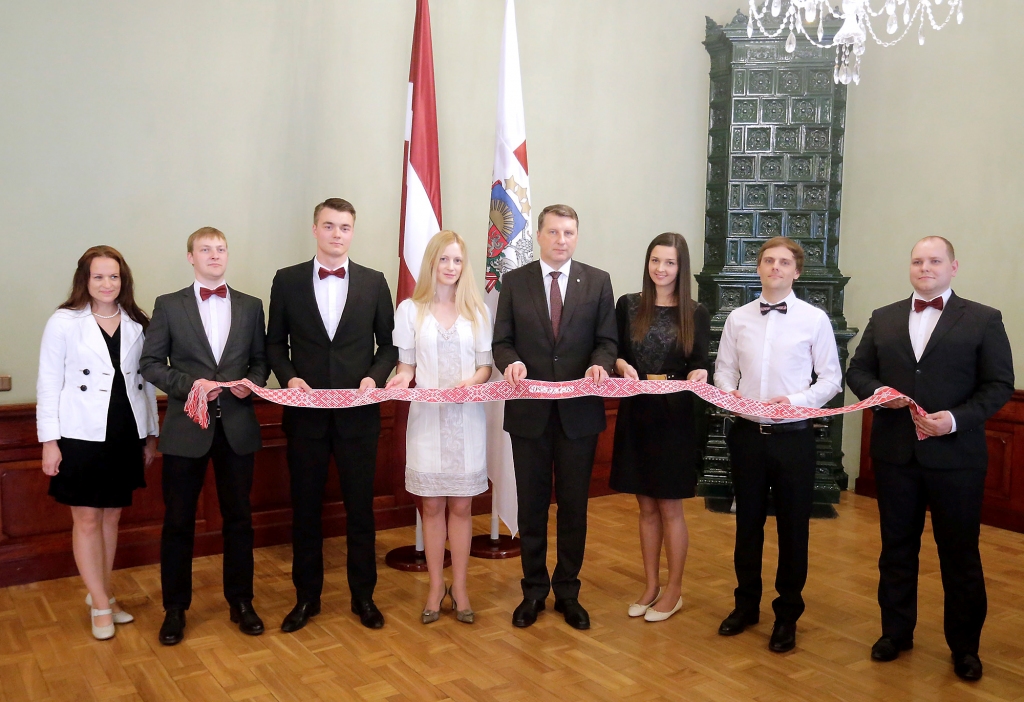 FOTO: Prezidentam darinātajā Lielvārdes jostā ieausti 3000 labu domu