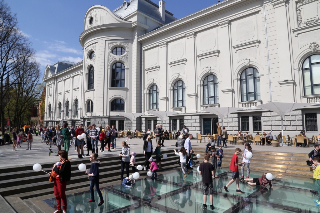 Skeitbordisti saplēsuši daļu Latvijas Nacionālā mākslas muzeja stikla grīdas